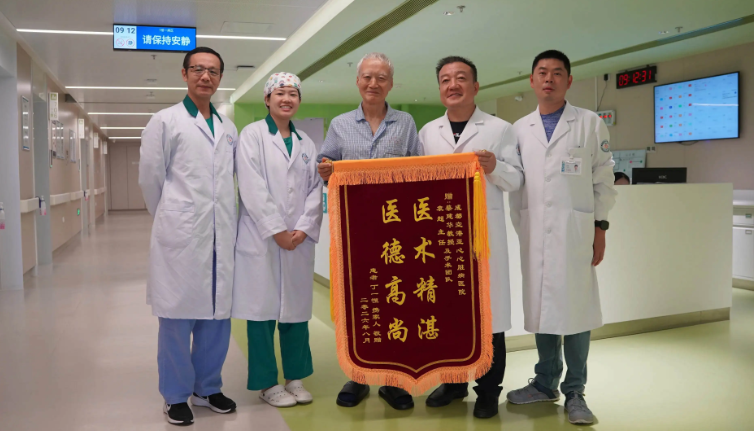 从武汉到成都 七旬老人跨越千里的生命托付